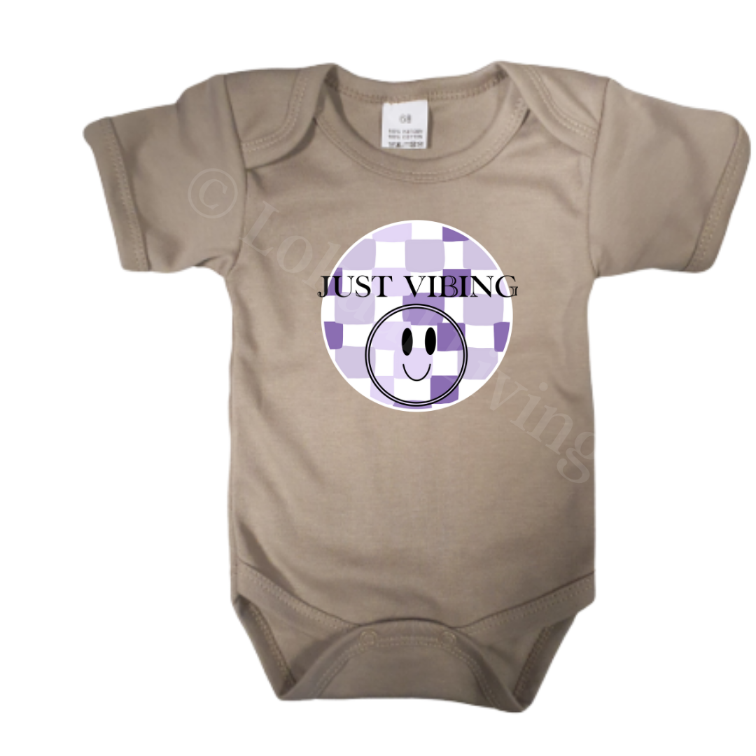 Romper - maat 56-92 - Zand - korte mouw - (ontwerp naar keuze)