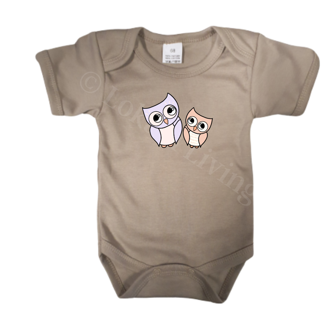 Romper - maat 56-92 - Zand - korte mouw - (ontwerp naar keuze)